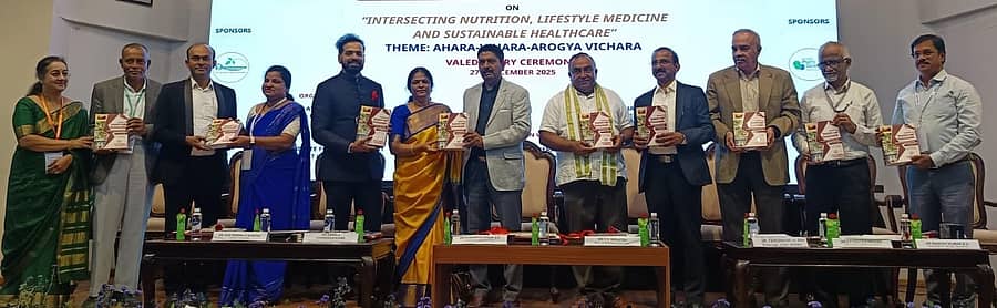 ಮೈಸೂರಿನಲ್ಲಿ ಶನಿವಾರ ‘ಕಾವೇರಿ ಆಯುರ್ವೇದ ವೈದ್ಯಕೀಯ ಕಾಲೇಜು ಮತ್ತು ಆಸ್ಪತ್ರೆಯಿಂದ ಆಯೋಜಿಸಿದ್ದ ಅಂತರರಾಷ್ಟ್ರೀಯ ಸಮ್ಮೇಳನ ಸಮಾರೋಪದಲ್ಲಿ ಗಣ್ಯರು ಪಠ್ಯಪುಸ್ತಕ ಬಿಡುಗಡೆ ಮಾಡಿದರು