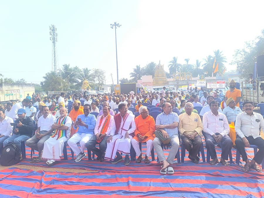 ಗಂಗಾವತಿ ಹಿರೇಜಂತಕಲ್ ಪಂಪಾ ವಿರೂಪಾಕ್ಷೇಶ್ವರ ದೇವಸ್ಥಾನದ ಆವರಣದಲ್ಲಿ 3ನೇ ಹಂತದ ನಿರ್ಮಲ ತುಂಗಭದ್ರ ಅಭಿಯಾನ ಕಾರ್ಯಕ್ರಮದಲ್ಲಿ ನೆರೆದಿರುವ ಜನರು