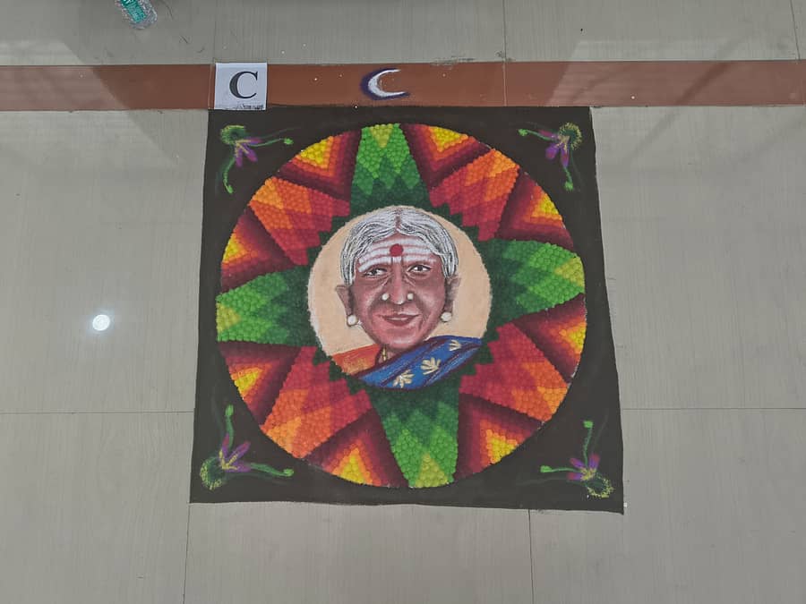 ರಂಗೋಲಿಯಲ್ಲಿ ಸಾಲುಮರದ ತಿಮ್ಮಕ್ಕ ಅವರ ಚಿತ್ರ ಬಿಡಿಸಿದ ವಿದ್ಯಾರ್ಥಿಗಳು