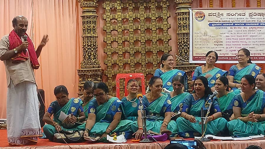 ಹುಬ್ಬಳ್ಳಿಯ ಭವಾನಿನಗರದ ನಂಜನಗೂಡು ರಾಘವೇಂದ್ರ ಸ್ವಾಮಿಗಳ ಮಠದಲ್ಲಿ ಶನಿವಾರ ಜಯವಿಜಯ ತಂಡದಿಂದ ಭಜನೆ ನಡೆಯಿತು