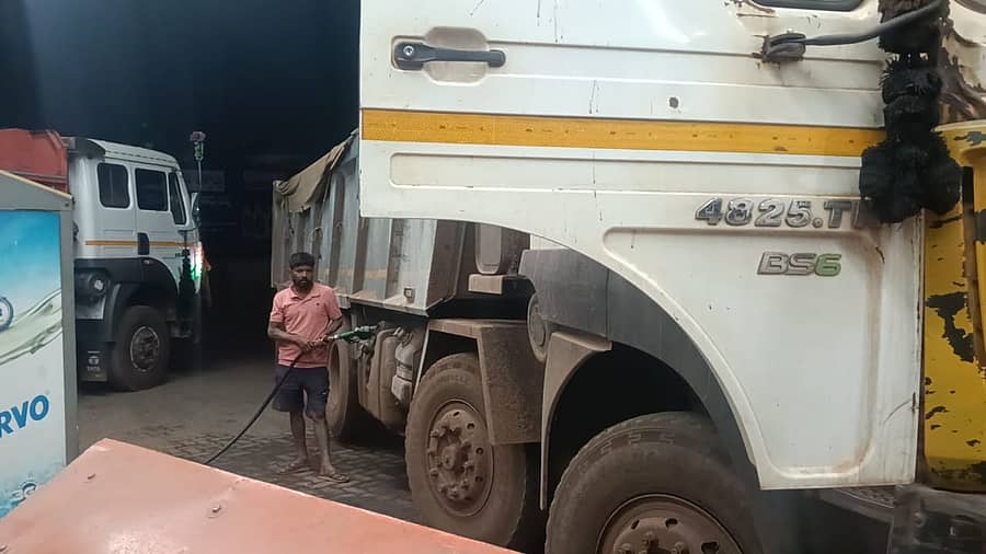 ಚಳ್ಳಕೆರೆ ಗೇಟ್ನಲ್ಲಿ ಪೆಟ್ರೋಲ್ ಬಂಕ್ನಲ್ಲಿ ಕಬ್ಬಿಣದ ಅದಿರು ತುಂಬಿದ ಲಾರಿಗಳಿಗೆ ಡೀಸೆಲ್ ತುಂಬುತ್ತಿರುವುದು