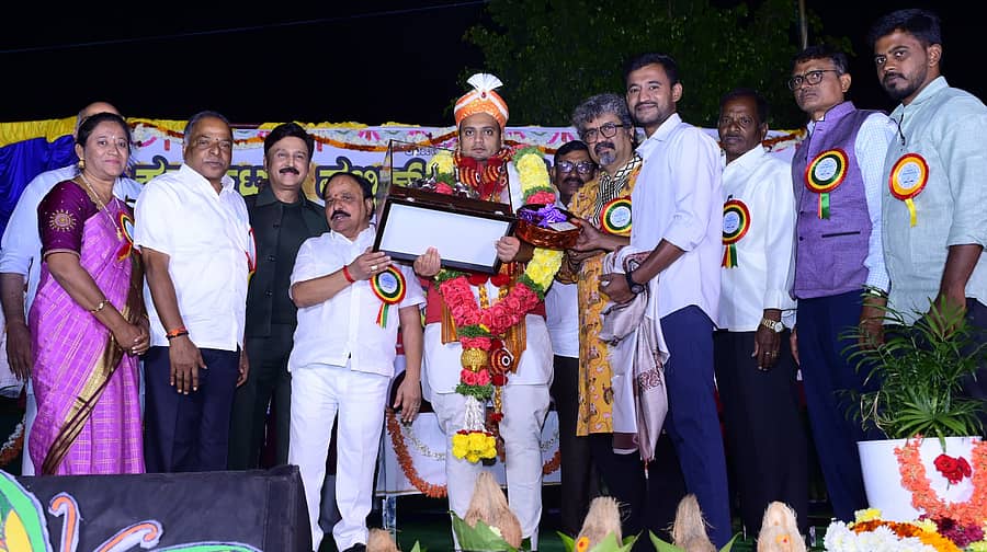 ಹಿರಿಯೂರು ತಾಲ್ಲೂಕಿನ ಹೊಸಯಳನಾಡು ಗ್ರಾಮದ ಕರ್ನಾಟಕ ಪಬ್ಲಿಕ್ ಶಾಲೆಯಲ್ಲಿ ಶನಿವಾರ ಸಂಜೆ ಹಮ್ಮಿಕೊಂಡಿದ್ದ ಶಾಲಾ ವಾರ್ಷಿಕೋತ್ಸವ ಸಮಾರಂಭದಲ್ಲಿ ಸಂಸದ ಯದುವೀರ್ ಒಡೆಯರ್ ಅವರನ್ನು ಜಿಲ್ಲಾ ಉಸ್ತುವಾರಿ ಸಚಿವ ಡಿ. ಸುಧಾಕರ್ ಸನ್ಮಾನಿಸಿದರು