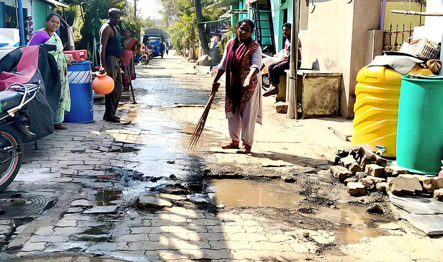 ಗದಗ ನಗರದ ಜನತಾ ಕಾಲೊನಿಯಲ್ಲಿನ ಹದಗೆಟ್ಟ ರಸ್ತೆಯಲ್ಲಿ ಕೊಳಚೆ ನೀರು ಸಂಗ್ರಹವಾಗಿದೆ