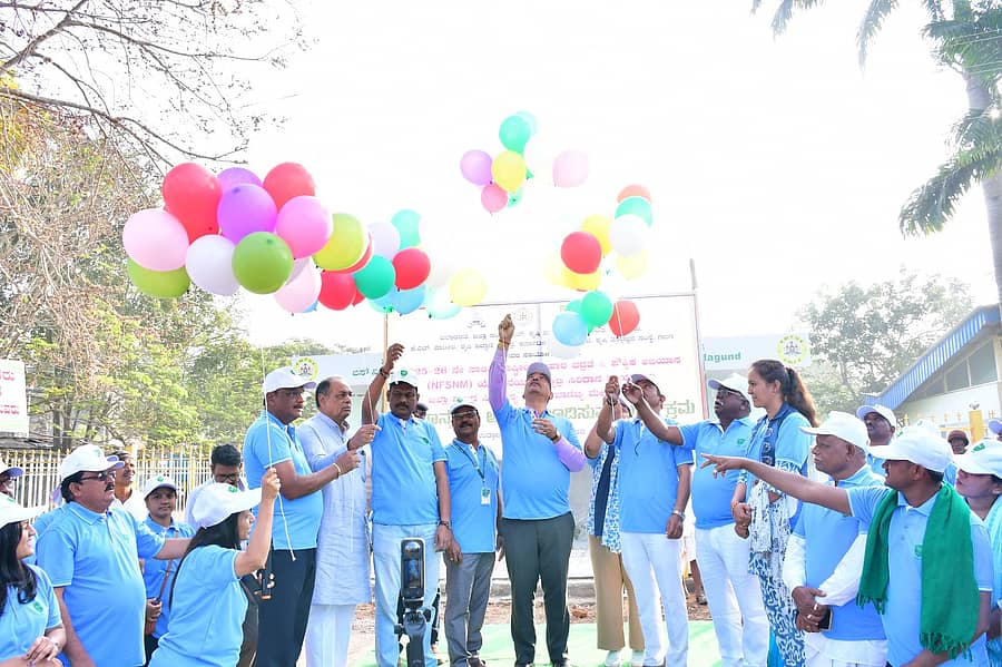 ಮುಳಗುಂದ ಪಟ್ಟಣ ಪಂಚಾಯಿತಿ ಆವರಣದಲ್ಲಿ ಜಿಲ್ಲಾ ಮಟ್ಟದ ಸಿರಿಧಾನ್ಯ ಮೇಳದ ಜಾಗೃತಿ ಜಾಥಾಕ್ಕೆ ಜಿಲ್ಲಾಧಿಕಾರಿ ಸಿ.ಎನ್. ಶ್ರೀಧರ್ ಅವರು ಶನಿವಾರ ಚಾಲನೆ ನೀಡಿದರು