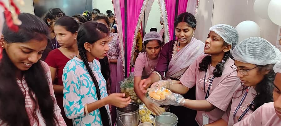 ಅರಕಲಗೂಡು ಟೈಮ್ಸ್ ಹಾಸನ ಪಿಯು ಕಾಲೇಜಿನಲ್ಲಿ ಶನಿವಾರ ನಡೆದ ಆಹಾರ ಮೇಳದಲ್ಲಿ ವಿದ್ಯಾರ್ಥಿನಿಯೊಬ್ಬರು ಪಾನಿಪೂರಿ ಖರೀದಿಸಿದರು.