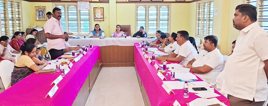 ಬಿಡದಿ ಪುರಸಭೆ ಸಭಾಂಗಣದಲ್ಲಿ ಅಧ್ಯಕ್ಷೆ ಭಾನುಪ್ರಿಯ ಸಂಪತ್ ಅವರ ಅಧ್ಯಕ್ಷತೆಯಲ್ಲಿ ಸಾಮಾನ್ಯ ಸಭೆ ನಡೆಯಿತು. ಉಪಾಧ್ಯಕ್ಷೆ ಆಯಿಷಾ ಖಲೀಲ್, ಮುಖ್ಯಾಧಿಕಾರಿ ಎಂ. ಮೀನಾಕ್ಷಿ ಹಾಗೂ ಸದಸ್ಯರು ಇದ್ದಾರೆ