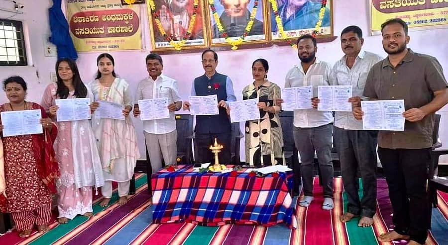 ನಗರದ ಆಶಾಕಿರಣ ಅಂಧ ಮಕ್ಕಳ ಪಾಠಶಾಲೆಯಲ್ಲಿ ಶನಿವಾರ ಅಂಗವಿಕಲ ಮಕ್ಕಳಿಗೆ ಉಚಿತ ದಂತ ಚಿಕಿತ್ಸಾ ಶಿಬಿರ ಉದ್ಘಾಟನೆ ನಡೆಯಿತು