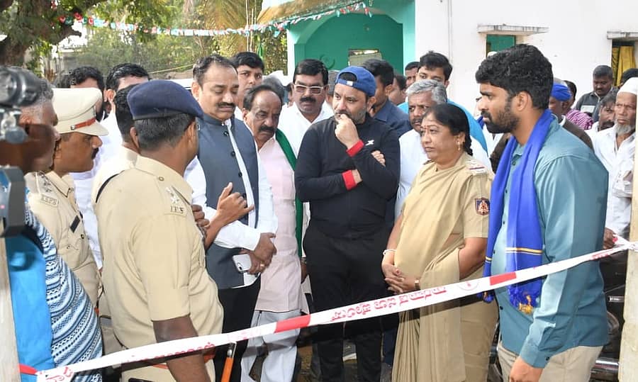 ಮರ್ಯಾದೆಗೇಡು ಹತ್ಯೆ ಪ್ರಕರಣ ನಡೆದ ಹುಬ್ಬಳ್ಳಿ ತಾಲ್ಲೂಕಿನ ಇನಾಂ ವೀರಾಪುರ ಗ್ರಾಮಕ್ಕೆ ಜಿಲ್ಲಾ ಉಸ್ತುವಾರಿ ಸಚಿವ ಸಂತೋಷ ಲಾಡ್ ಶನಿವಾರ ಭೇಟಿ ನೀಡಿ ಅಧಿಕಾರಿಗಳಿಂದ ಮಾಹಿತಿ ಪಡೆದರು. ಕಾಂಗ್ರೆಸ್ ಮುಖಂಡ ಅನಿಲ ಪಾಟೀಲ, ಶಾಸಕ ಎನ್.ಎಚ್. ಕೋನರಡ್ಡಿ ಮತ್ತು ಪ್ರಮುಖರು ಇದ್ದರು.