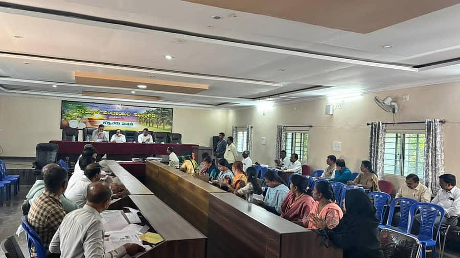 ತಿಪಟೂರು ತಾಲ್ಲೂಕು ಪಂಚಾಯಿತಿ ಸಭಾಂಗಣದಲ್ಲಿ ತಾಲ್ಲೂಕು ಯೋಜನಾ ಮತ್ತು ಅಭಿವೃದ್ಧಿ ಸಮಿತಿ ಸಭೆ ನಡೆಯಿತು