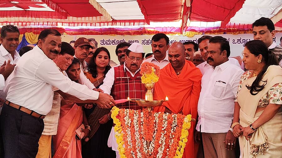 ಕೊರಟಗೆರೆ ತಾಲ್ಲೂಕಿನ ತೀತಾದಲ್ಲಿ ತುಮುಲ್‌ನಿಂದ ನಡೆದ ಕಾರ್ಯಕ್ರಮವನ್ನು ಸಚಿವ ಜಿ.ಪರಮೇಶ್ವರ ಉದ್ಘಾಟಿಸಿದರು