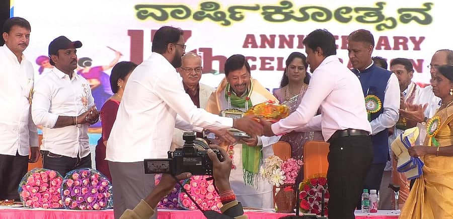 ಎಲ್ಎನ್ಆರ್ ಶಾಲೆಯ ವಾರ್ಷಿಕೋತ್ಸವದಲ್ಲಿ ನಟ ರಮೇಶ್ ಭಟ್ ಅವರನ್ನು ಸನ್ಮಾನಿಸಲಾಯಿತು