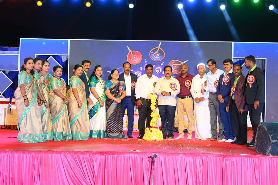 ಸಿರಿಗೆರೆ ಸಮೀಪದ ಹಳವುದರ ಗ್ರಾಮದ ಜ್ಞಾನಜ್ಯೋತಿ ಆಂಗ್ಲಮಾಧ್ಯಮ ಶಾಲಾ ವಾರ್ಷಿಕೋತ್ಸವ ಕಾರ್ಯಕ್ರಮವನ್ನು ಗಣ್ಯರು ಉದ್ಘಾಟಿಸಿದರು