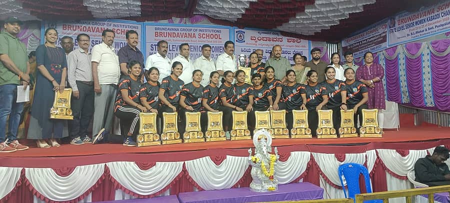 ಆನೇಕಲ್ ತಾಲ್ಲೂಕಿನ ಜಿಗಣಿ ಸಮೀಪದ ಹರಪನಹಳ್ಳಿ ಬೃಂದಾವನ ಶಾಲೆಯಲ್ಲಿ ಆಯೋಜಿಸಿದ್ದ ರಾಜ್ಯಮಟ್ಟದ ಮಹಿಳಾ ಕಬಡ್ಡಿ ಪಂದ್ಯಾವಳಿಯಲ್ಲಿ ಪ್ರಥಮ ಸ್ಥಾನ ಪಡೆದ ದಕ್ಷಿಣ ಕನ್ನಡ ತಂಡಕ್ಕೆ ಬಹುಮಾನ ವಿತರಿಸಲಾಯಿತು