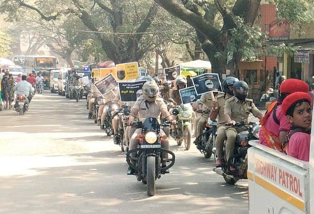 ದೊಡ್ಡಬಳ್ಳಾಪುರ ಪೊಲೀಸರು ಹೆಲ್ಮೆಟ್ ಧರಿಸಿ ನಗರದ ಪ್ರಮುಖ ರಸ್ತೆ, ವೃತ್ತಗಳಲ್ಲಿ ಬೈಕ್‌ನಲ್ಲಿ ಸಂಚರಿಸಿ ಜನರಲ್ಲಿ ಹೆಲ್ಮೆಟ್ ಬಗ್ಗೆ ಅರಿವು ಮೂಡಿಸಿದರು