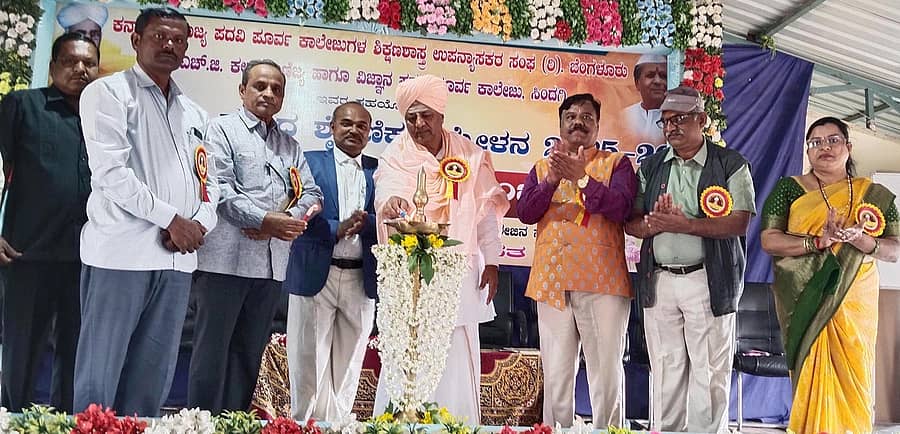 ಸಿಂದಗಿ ಪಟ್ಟಣದ ತಾಲ್ಲೂಕು ಶಿಕ್ಷಣ ಪ್ರಸಾರಕ ಮಂಡಳಿಯ ಎಚ್.ಜಿ.ಪದವಿ ಪೂರ್ವ ಕಾಲೇಜು ಸಭಾಭವನದಲ್ಲಿ ನಡೆದ 15ನೇ ರಾಜ್ಯಮಟ್ಟದ ಶಿಕ್ಷಣಶಾಸ್ತ್ರ ಉಪನ್ಯಾಸಕರ ಶೈಕ್ಷಣಿಕ ಸಮ್ಮೇಳನವನ್ನು ಪದ್ಮರಾಜ ವಿದ್ಯಾವರ್ಧಕ ಶಿಕ್ಷಣ ಸಂಸ್ಥೆಯ ಅಧ್ಯಕ್ಷ ಪ್ರಭು ಸಾರಂಗದೇವ ಶಿವಾಚಾರ್ಯ ಸ್ವಾಮೀಜಿ ಉದ್ಘಾಟಿಸಿದರು