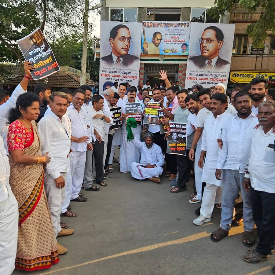 ಉನ್ನಾವೊ ಅತ್ಯಾಚಾರ ಪ್ರಕರಣದ ಅಪರಾಧಿ ಕುಲದೀಪ್‌ ಸೆಂಗರ್‌ಗೆ ಕಠಿಣ ಶಿಕ್ಷೆಗೆ ಒತ್ತಾಯಿಸಿ ಕಾಂಗ್ರೆಸ್‌ ಮುಖಂಡರು ಚಿತ್ರದುರ್ಗದಲ್ಲಿ ಪ್ರತಿಭಟನೆ ನಡೆಸಿದರು