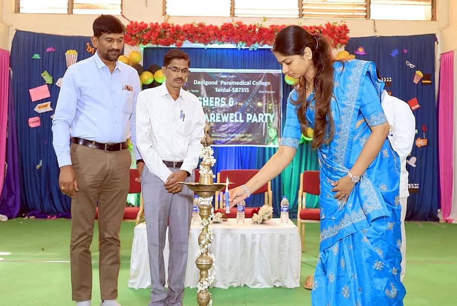 ತೇರದಾಳದ ದಾನಿಗೊಂಡ ಸಮೂಹ ಶಿಕ್ಷಣ ಸಂಸ್ಥೆಯ ಪ್ಯಾರಾ ಮೆಡಿಕಲ್ ಕಾಲೇಜಿನಲ್ಲಿ ಜರುಗಿದ ಪ್ರಥಮ ವರ್ಷದ ವಿದ್ಯಾರ್ಥಿಗಳ ಸ್ವಾಗತ ಹಾಗೂ ಕೊನೆಯ ವರ್ಷದ ವಿದ್ಯಾರ್ಥಿಗಳ ಬೀಳ್ಕೊಡುವ ಸಮಾರಂಭವನ್ನು ಗಣ್ಯರು ಉದ್ಘಾಟಿಸಿದರು