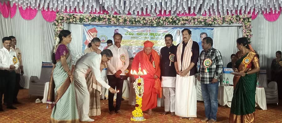 ಜಗಳೂರಿನಲ್ಲಿ ನಡೆದ ಸಮಾರಂಭದಲ್ಲಿ ಸಿರಿಗೆರೆ ಶ್ರೀ, ಮಾಜಿ ಶಾಸಕ ವೈ.ಎಸ್.ವಿ. ದತ್ತಾ, ಎಚ್.ಪಿ.ರಾಜೇಶ್, ಹುಸೇನ್ ಮಿಯಾ ಭಾಗವಹಿಸಿದ್ದರು