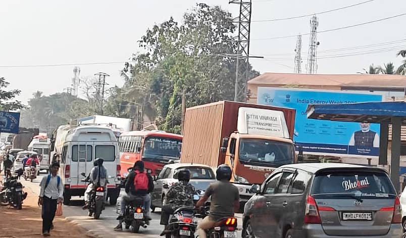 ಕುಮಟಾ ಪಟ್ಟಣದ ರಾಷ್ಟ್ರೀಯ ಹೆದ್ದಾರಿಯಲ್ಲಿ ಉಂಟಾಗಿರುವ ಸಂಚಾರ ದಟ್ಟಣೆ