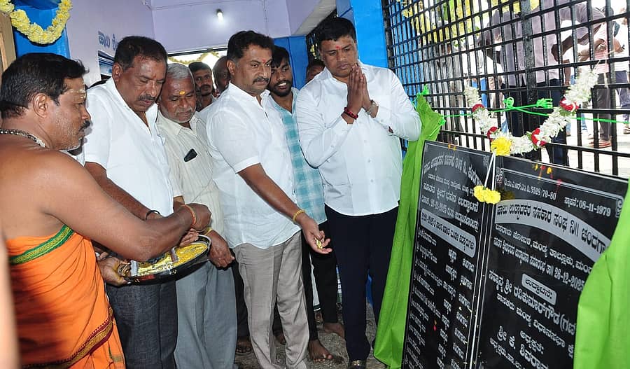 ಮಂಡ್ಯ ತಾಲ್ಲೂಕಿನ ಚಂದಗಾಲು ಗ್ರಾಮದಲ್ಲಿ ನೂತನ ಕ್ಷೀರಭವನ ಉದ್ಘಾಟನೆ ಮತ್ತು ವಿವಿಧ ಅಭಿವೃದ್ಧಿ ಕಾಮಗಾರಿಗಳಿಗೆ ಶಾಸಕ ಪಿ.ರವಿಕುಮಾರ್ ಚಾಲನೆ ನೀಡಿದರು. ತಾ.ಪಂ. ಮಾಜಿ ಅಧ್ಯಕ್ಷ ತ್ಯಾಗರಾಜು, ಮನ್ಮುಲ್ ಅಧ್ಯಕ್ಷ ಯು.ಸಿ.ಶಿವಕುಮಾರ್ ಪಾಲ್ಗೊಂಡಿದ್ದರು