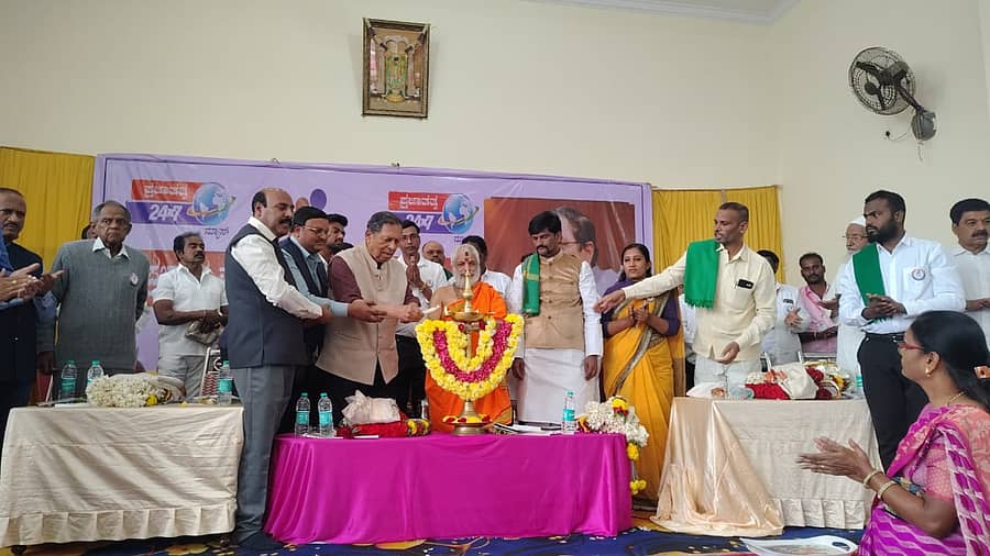 ಕೆಜಿಎಫ್‌ ಪಾರಾಂಡಹಳ್ಳಿಯಲ್ಲಿ ಶನಿವಾರ ನಡೆದ ಅಂತರರಾಷ್ಟ್ರೀಯ ಮಾನವ ಹಕ್ಕುಗಳ ಸಂಸ್ಥಾಪನೆ ದಿನ ಕಾರ್ಯಕ್ರಮಕ್ಕೆ ನಿವೃತ್ತ ನ್ಯಾಯಮೂರ್ತಿ ಸಂತೋಷ ಹೆಗ್ಡೆ ಚಾಲನೆ ನೀಡಿದರು. ಪಲ್ಲಕ್ಕಿ ನಾರಾಯಣಸ್ವಾಮಿಗಳು ಹಾಜರಿದ್ದರು