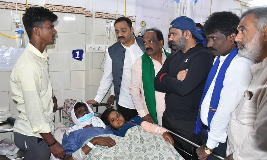 ಹುಬ್ಬಳ್ಳಿಯ ವಿವೇಕಾನಂದ ಆಸ್ಪತ್ರೆಯಲ್ಲಿ ಚಿಕಿತ್ಸೆ ಪಡೆಯುತ್ತಿದ್ದ ಇನಾಂ ವೀರಾಪುರ ಗ್ರಾಮದ ದೊಡಮನಿ ಕುಟುಂಬದ ಸದಸ್ಯರನ್ನು ಶನಿವಾರ ಸಚಿವ ಸಂತೋಷ ಲಾಡ್‌ ಭೇಟಿ ಮಾಡಿ ಆರೋಗ್ಯ ವಿಚಾರಿಸಿದರು