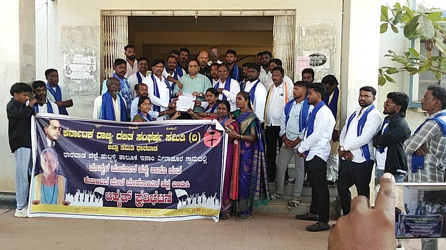 ನವಲಗುಂದದಲ್ಲಿ ಮರ್ಯಾದೆ ಹತ್ಯೆ ಖಂಡಿಸಿ ನವಲಗುಂದ ತಹಶೀಲ್ದಾರ ಸುಧೀರ ಸಾಹುಕಾರ ಅವರಿಗೆ ಮನವಿ ಸಲ್ಲಿಸಿದರು