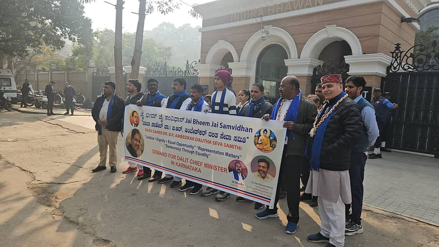 ರಾಜ್ಯದಲ್ಲಿ ದಲಿತರಿಗೆ ಮುಖ್ಯಮಂತ್ರಿ ಸ್ಥಾನ ನೀಡಬೇಕು ಎಂದು ಒತ್ತಾಯಿಸಿ ಇಂದಿರಾ ಭವನದ ಎದುರು ಶನಿವಾರ ಪ್ರತಿಭಟನೆ ನಡೆಯಿತು. 