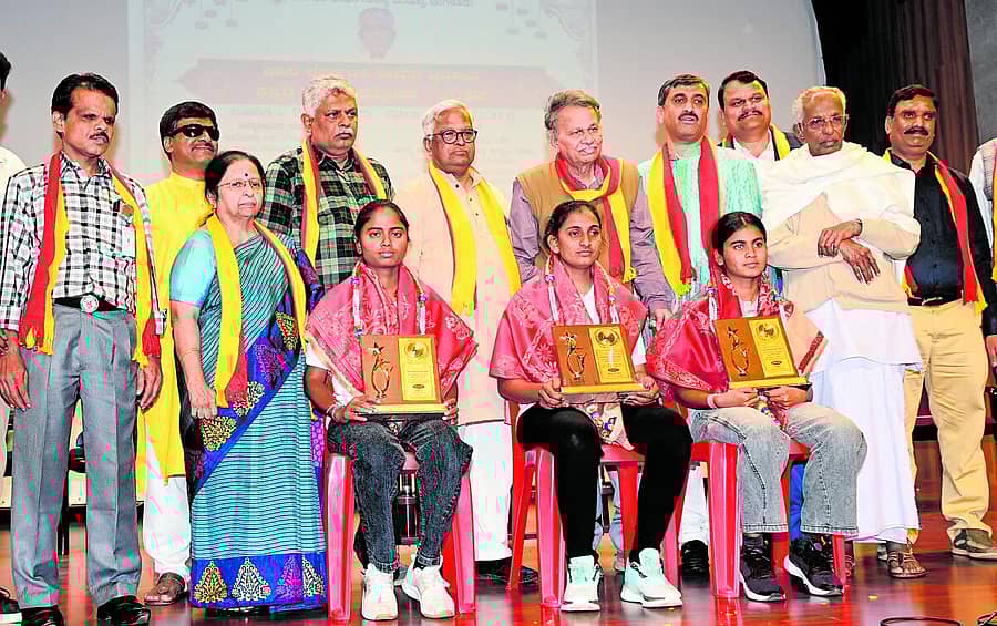 <div class="paragraphs"><p>ಅಂಧರ ಕ್ರಿಕೆಟ್ ವಿಶ್ವಕಪ್ ಗೆದ್ದ ಭಾರತ ಅಂಧರ ಮಹಿಳಾ ತಂಡದ ನಾಯಕಿ ದೀಪಿಕಾ ಟಿ.ಸಿ., ಕಾವ್ಯಾ ಎನ್.ಆರ್., ಕಾವ್ಯಾ ವಿ. ಅವರನ್ನು ಸಮ್ಮೇಳನದಲ್ಲಿ ಸನ್ಮಾನಿಸಲಾಯಿತು. </p><p> ಪ್ರಜಾವಾಣಿ ಚಿತ್ರ</p></div>