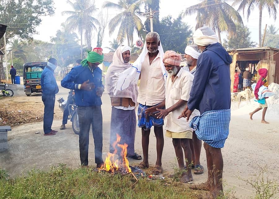  ಕೆ.ಆರ್.ಪೇಟೆ ತಾಲ್ಲೂಕಿನ ಹಲವು ಕಡೆ ಶೀತಗಾಳಿಗೆ ಬೆಚ್ಚಿ ಜನರು ಬೆಂಕಿ ಕಾಯಿಸಿಕೊಂಡರು