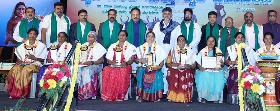 ರೈತ ದಿನಾಚರಣೆಯಲ್ಲಿ ಪ್ರಗತಿಪರ ರೈತ ಮಹಿಳೆಯರನ್ನು ಸನ್ಮಾನಿಸಲಾಯಿತು. ಡಿ.ಕೆ. ಶಿವಕುಮಾರ್‌, ಎನ್‌. ಚಲುವರಾಯಸ್ವಾಮಿ, ಎಸ್‌.ವಿ.ಸುರೇಶ ಭಾಗವಹಿಸಿದ್ದರು