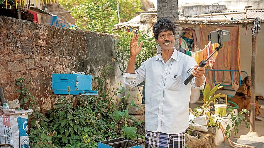 ಅಗ್ರಿಬ್ರ್ಯಾಂಡ್‌ಗೆ ವಿಡಿಯೊ ತಯಾರಿಕೆಯಲ್ಲಿ ತೊಡಗಿದ್ದ ಏಳುಕೋಟೇಶ ಕೋಮಲಾಪುರ