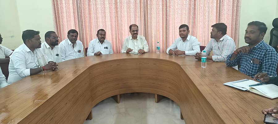 ಹನೂರು ಪಟ್ಟಣದ ಲೋಕೋಪಯೋಗಿ ಇಲಾಖೆ ಅತಿಥಿ ಗೃಹದಲ್ಲಿ ಶನಿವಾರ ಭೋವಿ ಅಭಿವೃದ್ಧಿ ನಿಗಮದ ಅಧ್ಯಕ್ಷರಾದ ಎಂ. ರಾಮಪ್ಪ ಮುಖಂಡರೊಂದಿಗೆ ಸಭೆ ನಡೆಸಿದರು