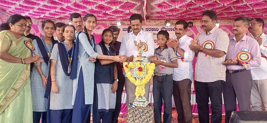 ಶಿರಸಿಯ ಮಾರಿಕಾಂಬಾ ಸರ್ಕಾರಿ ಪ್ರೌಢಶಾಲೆಯಲ್ಲಿ ಪ್ರತಿಭಾ ಪುರಸ್ಕಾರ, ವಾರ್ಷಿಕೋತ್ಸವಕ್ಕೆ ಶಾಸಕ ಭೀಮಣ್ಣ ನಾಯ್ಕ ಚಾಲನೆ ನೀಡಿದರು