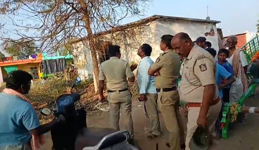 ಗರ್ಭಿಣಿ ಮಾನ್ಯ ಹತ್ಯೆ ಘಟನೆ ಖಂಡಿಸಿ ನವಲಗುಂದ ತಾಲ್ಲೂಕಿನ ಭೋಗಾನೂರ ಗ್ರಾಮದ ಮಹದೇವ ದುರ್ಗಪ್ಪ ಬಾಗೂರ ಕುಡಿಯುವ ನೀರು ಪೂರೈಸುವ ಮೇಲ್ಮಟ್ಟದ ಟ್ಯಾಂಕ್‌ ಏರಿ ಆತ್ಮಹತ್ಯೆಗೆ ಯತ್ನಿಸಿದ್ದರಿಂದ ಪೊಲೀಸರು ಮನವೊಲಿಸಿ ಕೆಳಗೆ ಇಳಿಸಿದರು
