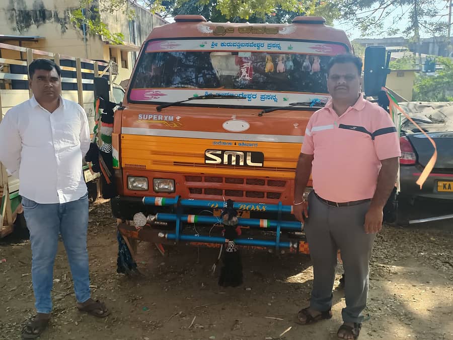 ಹೂವಿನಹಡಗಲಿ ತಾಲ್ಲೂಕು ಹರವಿ ಬಳಿ ಮರಳು ಸಾಗಣೆಯ ಲಾರಿಯನ್ನು ವಶಪಡಿಸಿಕೊಂಡಿರುವುದು