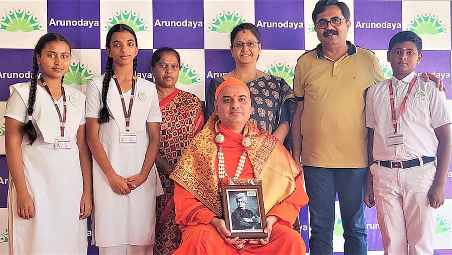 ತರೀಕೆರೆ ಪಟ್ಟಣದ ಅರುಣೋದಯ ಪ್ರೌಢಶಾಲೆಯಲ್ಲಿ ಏರ್ಪಡಿಸಿದ್ದ ವ್ಯಕ್ತಿತ್ವ ವಿಕಸನ ಕಾರ್ಯಕ್ರಮದಲ್ಲಿ ಆಶೀರ್ವಚನ ನೀಡಿದ ಹರಿಹರ ರಾಮಕೃಷ್ಣ- ವಿವೇಕಾನಂದ ಆಶ್ರಮದ ಮುಖ್ಯಸ್ಥ ಆತ್ಮದೀಪಾನಂದ ಮಹಾರಾಜ್ ಸ್ವಾಮೀಜಿ ಅವರನ್ನು ಸಂಸ್ಥೆಯ ವತಿಯಿಂದ ಗೌರವಿಸಲಾಯಿತು 