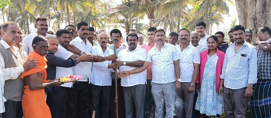 <div class="paragraphs"><p>ಬಾಗೂರು ಹೋಬಳಿಯ ಗೋವಿನಕೆರೆ ಗ್ರಾಮದಲ್ಲಿ ಸುಮಾರು 1 ಕೋಟಿ ವೆಚ್ಚದ ಕಾಂಕ್ರೀಟ್ ರಸ್ತೆ ಕಾಮಗಾರಿಗೆ ಶಾಸಕ ಸಿಎನ್ ಬಾಲಕೃಷ್ಣ ಭೂಮಿ ಪೂಜೆ ನೆರವೇರಿಸಿದರು. ಉದ್ಯಮಿ ಅಣತಿ ಯೋಗೇಶ್, ಮರಿ ದೇವೇಗೌಡ, ಓಬಳಾಪುರ ಬಸವರಾಜ್, ರಾಮು, ನಯನ ಮಧು, ರಮೇಶ್, ಜೊತೆಯಿದ್ದರೂ.</p><p></p></div>