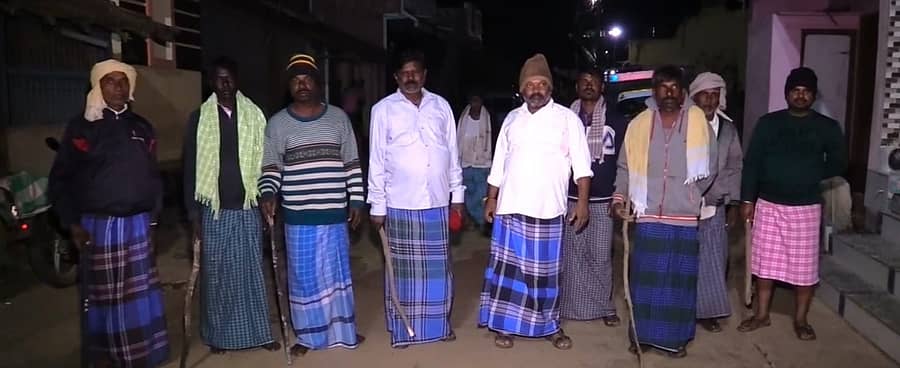 ಹಾವೇರಿ ಜಿಲ್ಲೆಯ ಹಾನಗಲ್ ತಾಲ್ಲೂಕಿನ ಮಾರಂಬೀಡ ಗ್ರಾಮದಲ್ಲಿ ದೊಣ್ಣೆಗಳನ್ನು ಹಿಡಿದು ರಾತ್ರಿ ಗಸ್ತು ತಿರುಗುತ್ತಿರುವ ಗ್ರಾಮಸ್ಥರು 