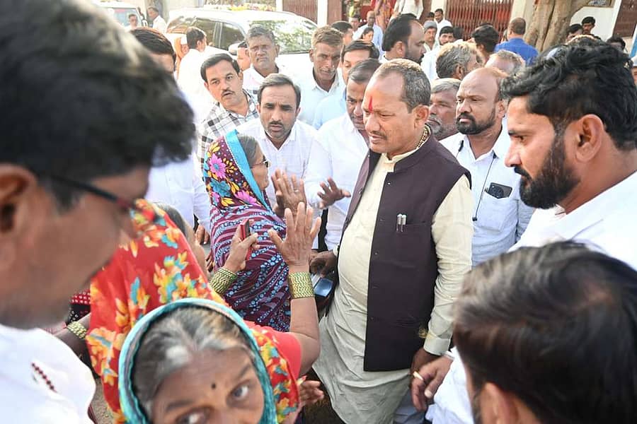 ಕಮಲನಗರ ಪಟ್ಟಣದಲ್ಲಿ ನಡೆದ ಗ್ರಾಮ ಸಂಚಾರ ಸಭೆಯಲ್ಲಿ ಶಾಸಕ ಪ್ರಭು ಚವಾಣ್ ಸಾರ್ವಜನಿಕರ ಸಮಸ್ಯೆ ಆಲಿಸಿದರು