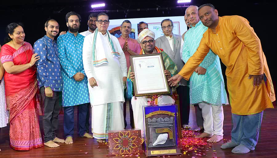 ಸಮಾರಂಭದಲ್ಲಿ ದುಷ್ಯಂತ್ ಶ್ರೀಧರ್ ಅವರಿಗೆ ‘ಪಾಂಚಜನ್ಯ ಪುರಸ್ಕಾರ’ ಪ್ರದಾನ ಮಾಡಲಾಯಿತು. ಅಶೋಕ್ ಹಾರನಹಳ್ಳಿ, ಮುರಳಿ ಕಾಕೋಳು, ಎಸ್.ವಿ.ಸುಬ್ರಹ್ಮಣ್ಯ, ಅನಂತ ವೇದಗರ್ಭಂ, ವಿ.ಆರ್.ವೆಂಕಟೇಶ್, ಕೆ.ಎಸ್.ಸಮೀರಸಿಂಹ ಉಪಸ್ಥಿತರಿದ್ದರು