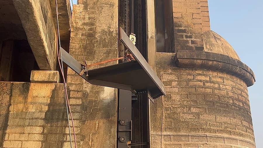 ತುಂಗಭದ್ರಾ ಅಣೆಕಟ್ಟೆಯಲ್ಲಿ 18ನೇ ಗೇಟ್ಗೆ ಗರ್ಡರ್ ಅಳವಡಿಸುವ ಕೆಲಸ ಶನಿವಾರ ಆರಂಭವಾಯಿತು– ಪ್ರಜಾವಾಣಿ ಚಿತ್ರ