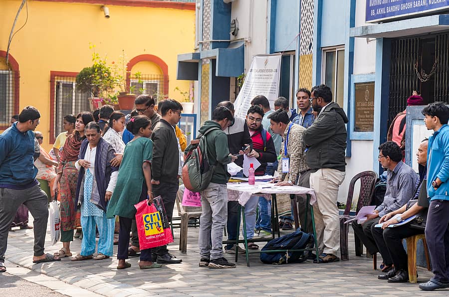 ಕೋಲ್ಕತ್ತದಲ್ಲಿ ವಿಚಾರಣಾ ಕೇಂದ್ರದ ಜನರು ಶನಿವಾರ ಹಾಜರಾಗಿದ್ದರು –ಪಿಟಿಐ ಚಿತ್ರ