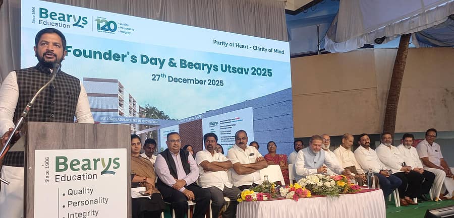 ಕೋಡಿಯ ಬ್ಯಾರಿಸ್ ಶಿಕ್ಷಣ ಸಂಸ್ಥೆಯಲ್ಲಿ ನಡೆದ ಕಾರ್ಯಕ್ರಮದಲ್ಲಿ ಕಿಯೋನಿಕ್ಸ್ ಅಧ್ಯಕ್ಷ ಶರತ್ ಬಚ್ಚೇಗೌಡ ಮಾತನಾಡಿದರು 