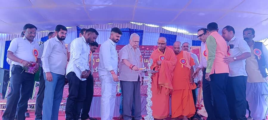 ಹಳಿಯಾಳ ತಾಲ್ಲೂಕಿನ ಬಿ ಕೆ ಹಳ್ಳಿ ಗ್ರಾಮದ ಸರ್ಕಾರಿ ಮಾದರಿ ಹಿರಿಯ ಪ್ರಾಥಮಿಕ ಶಾಲೆ, ದ್ವಿಶತಮಾನೋತ್ಸವ ಕಾರ್ಯಕ್ರಮದಲ್ಲಿ ಶಾಸಕ ಆರ್ ವಿ ದೇಶಪಾಂಡೆ ದೀಪ ಬೆಳಗಿಸಿ ಉದ್ಘಾಟಿಸಿದರು ಮಂಜುನಾಥ ಭಾರತಿ ಸ್ವಾಮೀಜಿ, ಶಾಂತಾರೂಢ ಭಾರತಿಯ ಸ್ವಾಮಿಜಿ, ಕ್ಷೇತ್ರ ಶಿಕ್ಷಣಾಧಿಕಾರಿ ಪ್ರಮೋದ ಮಹಾಲೆ, ಗ್ರಾಮ ಪಂಚಾಯತ ಅಧ್ಯಕ್ಷ ರಾಹುಲ ಪಾಟೀಲ ಮತ್ತಿತರರು ಪಾಲ್ಗೊಂಡಿದ್ದರು.