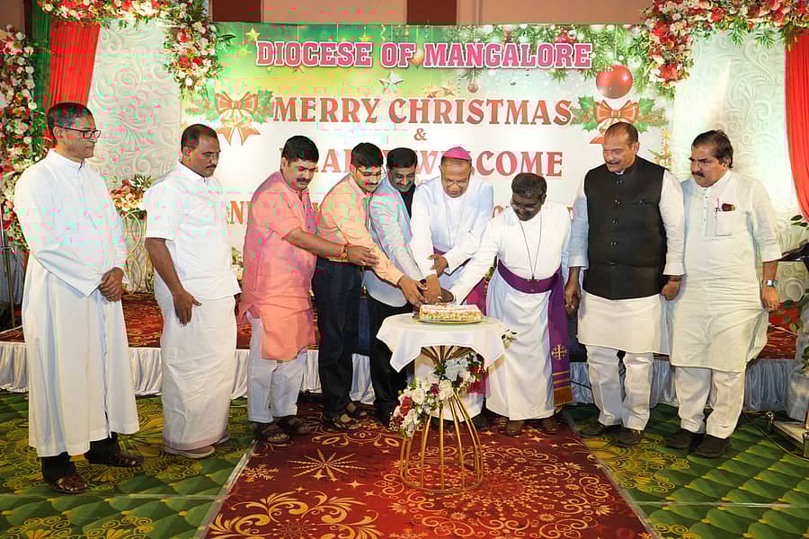 ಬಂಧುತ್ವ ಕ್ರಿಸ್‌ಮಸ್ ಅಂಗವಾಗಿ ಮಂಗಳೂರಿನ ಬಿಷಪ್‌ ಹೌಸ್‌ನಲ್ಲಿ ಕೇಕ್ ಕತ್ತರಿಸಲಾಯಿತು 