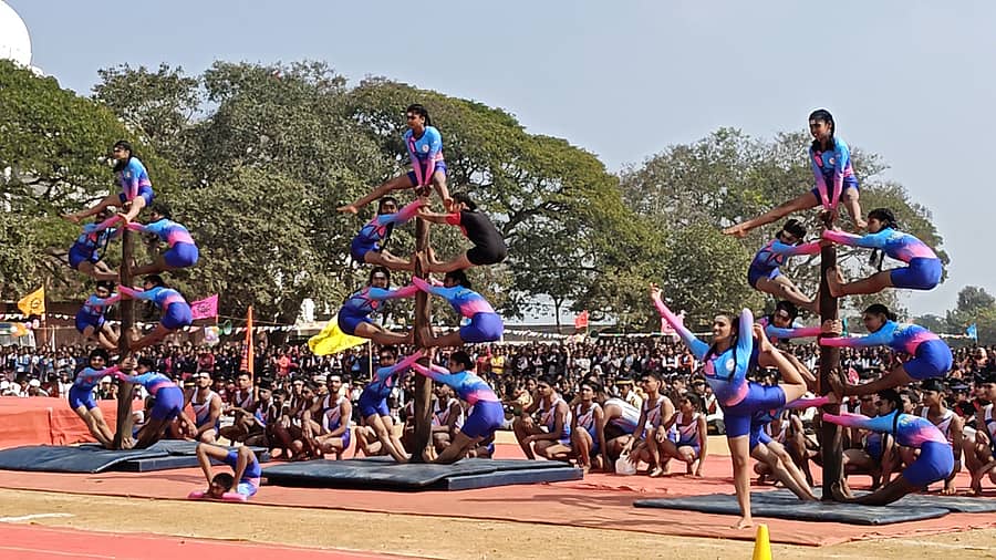 ಸಿರಿಗೆರೆಯ ಶಾಲಾ ವಿದ್ಯಾರ್ಥಿನಿಯರಿಂದ ಆಕರ್ಷಕ ಮಲ್ಲಕಂಬ ಪ್ರದರ್ಶನ