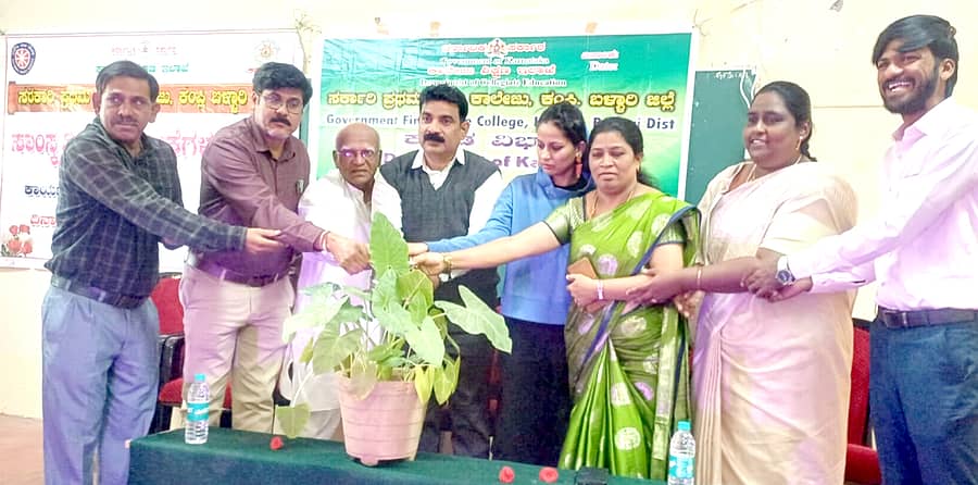 ಕಂಪ್ಲಿಯಲ್ಲಿ ನಡೆದ ರಂಗಭೂಮಿ ಕಲಾವಿದೆ ಅಕ್ಷತಾ ಪಾಂಡವಪುರ ಅವರ ‘ಲೀಕ್ ಔಟ್’ ಏಕ ವ್ಯಕ್ತಿ ರಂಗ ಪ್ರದರ್ಶನವನ್ನು ಸಂಘದ ಅಧ್ಯಕ್ಷ ಕೆ.ಎಂ. ಹೇಮಯ್ಯಸ್ವಾಮಿ ಉದ್ಘಾಟಿಸಿದರು   