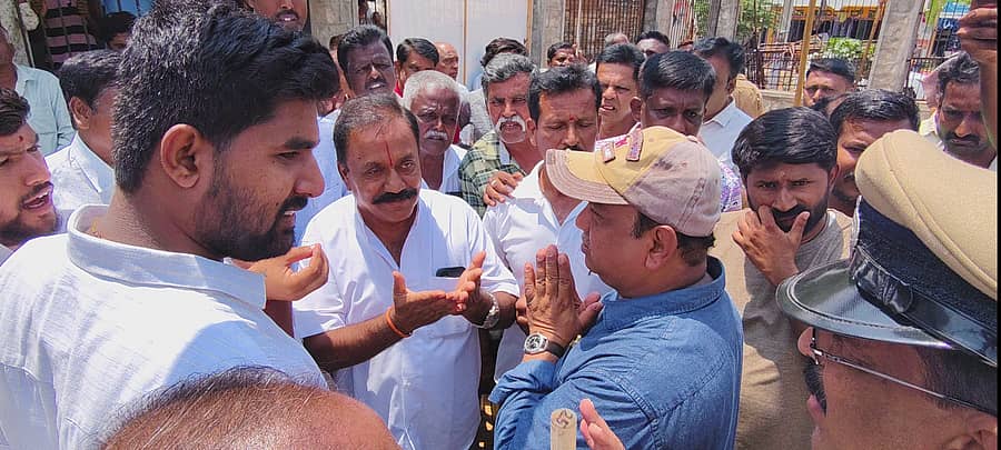 ಗುಡಿಬಂಡೆ ಪಟ್ಟಣದಲ್ಲಿ ಎರಡು ಸಮುದಾಯದ ನಡುವೆ ಹೈಡ್ರಾಮ