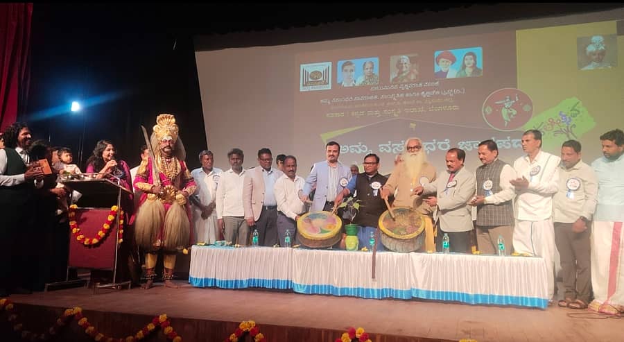 ಮೈಸೂರು ತಾಲ್ಲೂಕು ಜಯಪುರ ಹೋಬಳಿಯ ಉದ್ಬೂರು ಗೇಟ್ ಬಳಿಯ ವಿಷ್ಣುವರ್ಧನ್ ಸ್ಮಾರಕ ಸಭಾಂಗಣದಲ್ಲಿ, ಅಮ್ಮ ವಸುಂಧರೆ ಸಾಮಾಜಿಕ ಸಾಂಸ್ಕೃತಿಕ ಹಾಗೂ ಶೈಕ್ಷಣಿಕ ಟ್ರಸ್ಟ್ ವತಿಯಿಂದ ಶನಿವಾರ ನಡೆದ ಜಾನಪದ ಕಲೋತ್ಸವ ಕಾರ್ಯಕ್ರಮವನ್ನು ಮೈಸೂರು ಜಿಲ್ಲಾ ಹೆಚ್ಚುವರಿ ಜಿಲ್ಲಾಧಿಕಾರಿಗಳಾದ ಪಿ. ಶಿವರಾಜು ರವರು ನಗರಿ ಬಾರಿಸುವ ಮೂಲಕ ಕಾರ್ಯಕ್ರಮಕ್ಕೆ ಚಾಲನೆ ನೀಡಿದರು.
